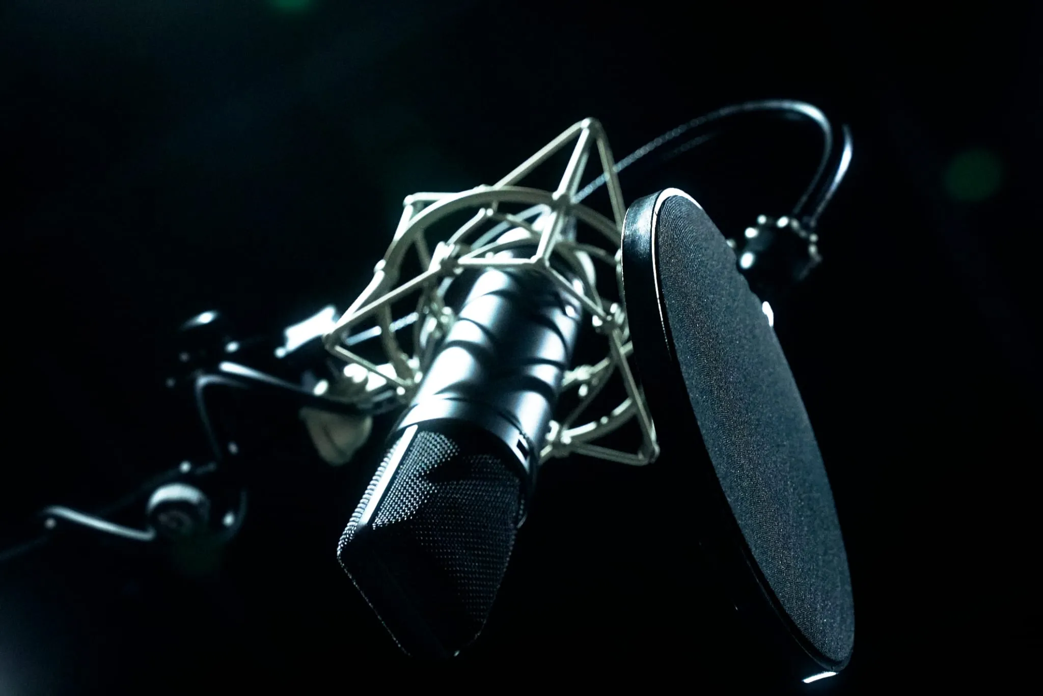 Micro à condensateur et filtre anti-pop dans la cabine d’enregistrement