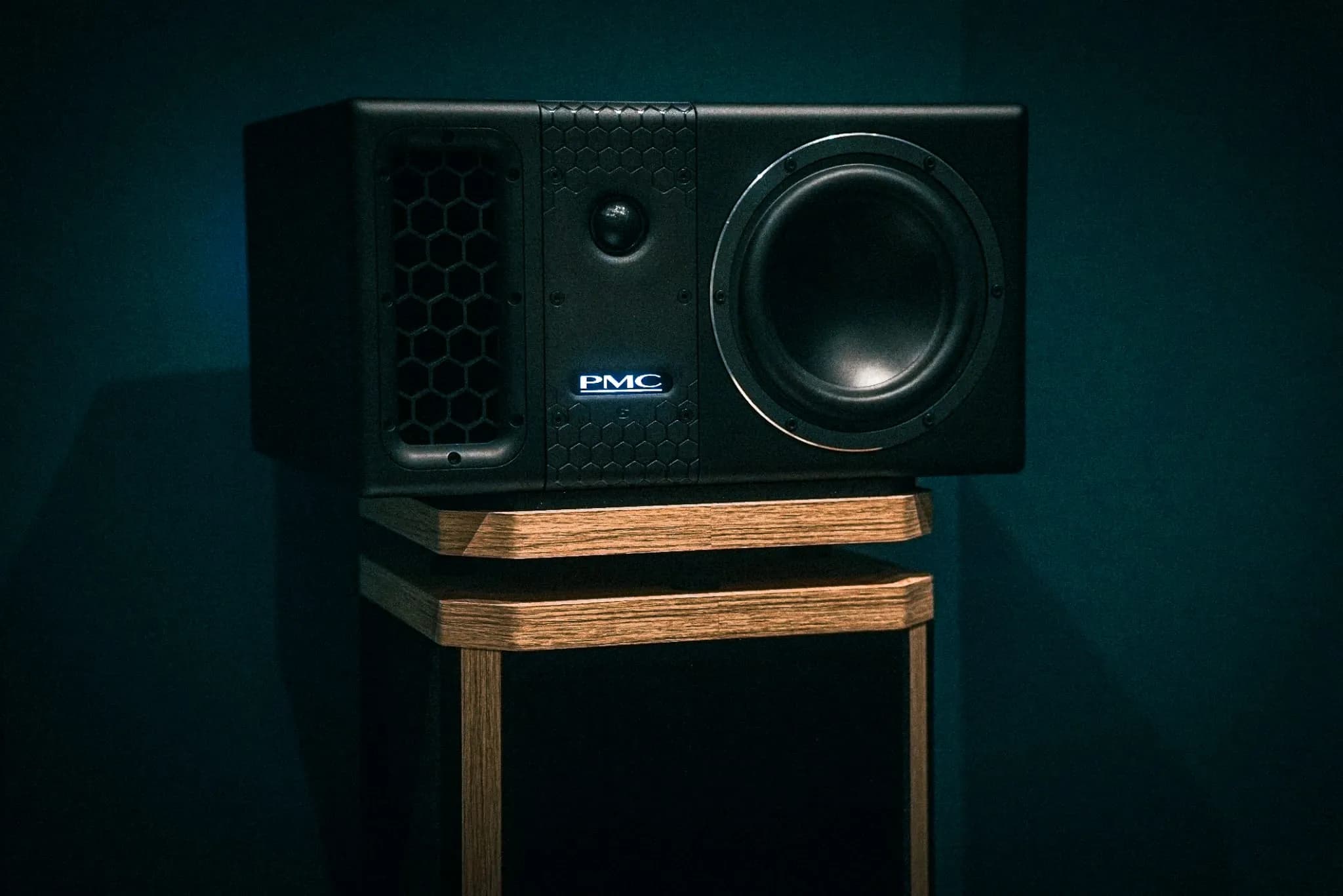 Enceinte de monitoring PMC posée sur son pied en bois